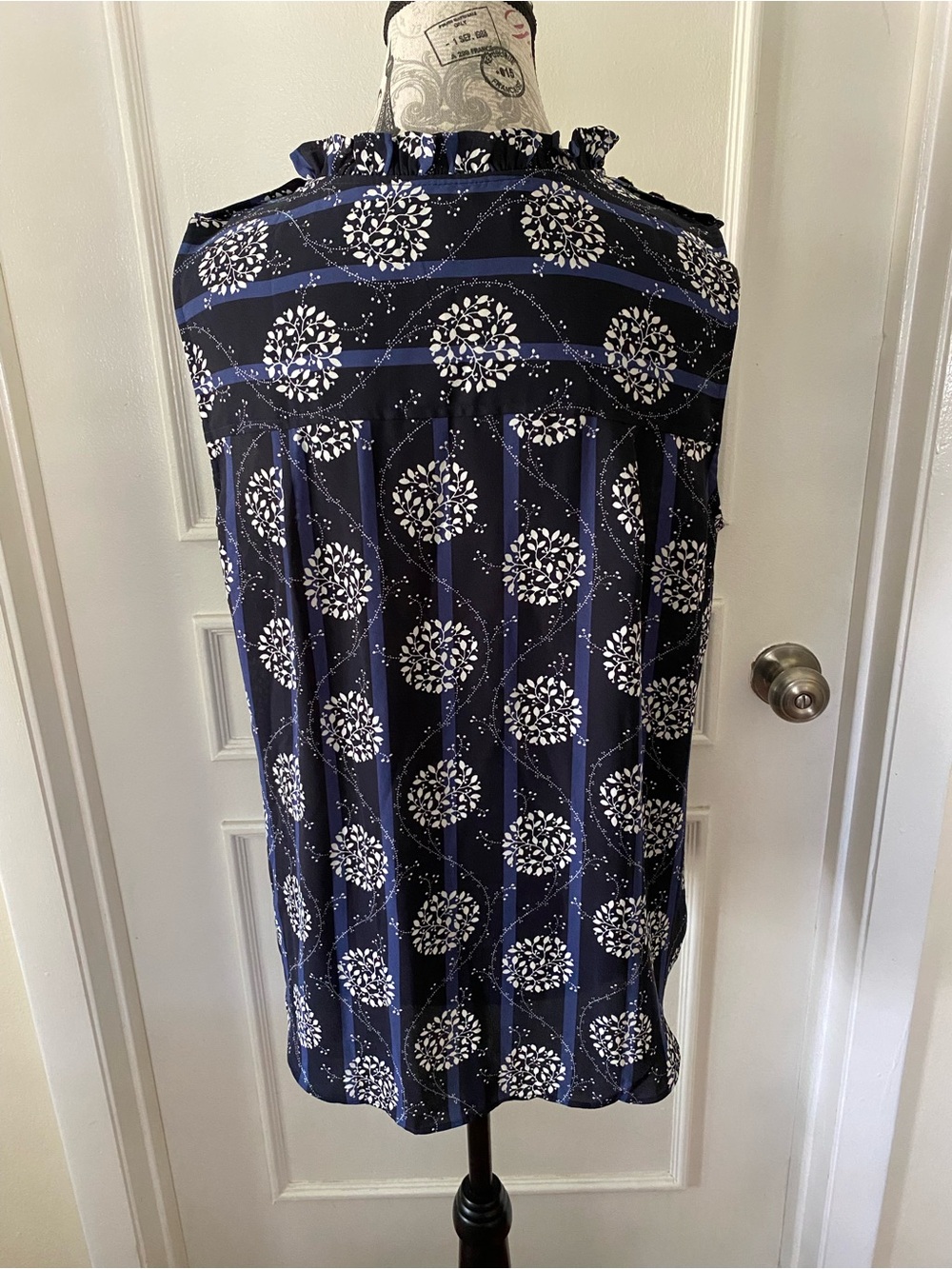 LOFT Navy Floral Sleeveless Ruffle Mock Neck Top Gold Tone Button Accents Medium - Picture 5 of 10